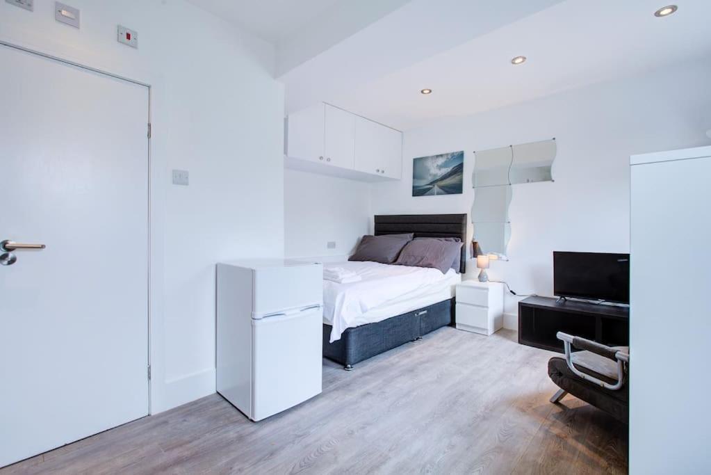 Comfy And Convenient Lewisham With Free Street Parking, Wifi And Quick Access To Sleep 3 Londra