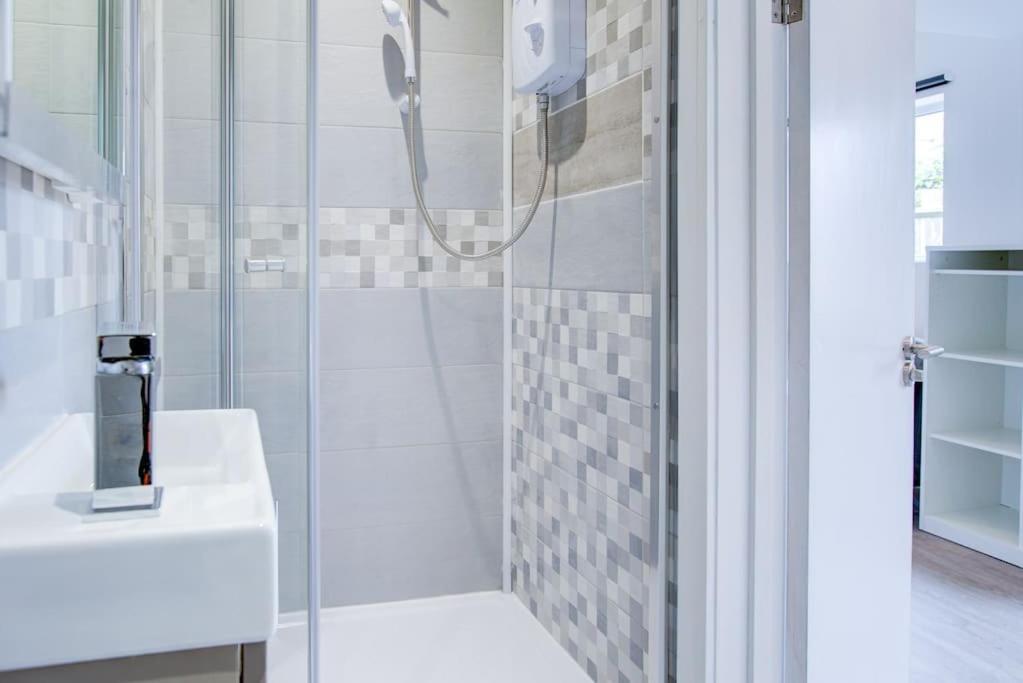 Comfy And Convenient Lewisham With Free Street Parking, Wifi And Quick Access To Sleep 3 * Londra