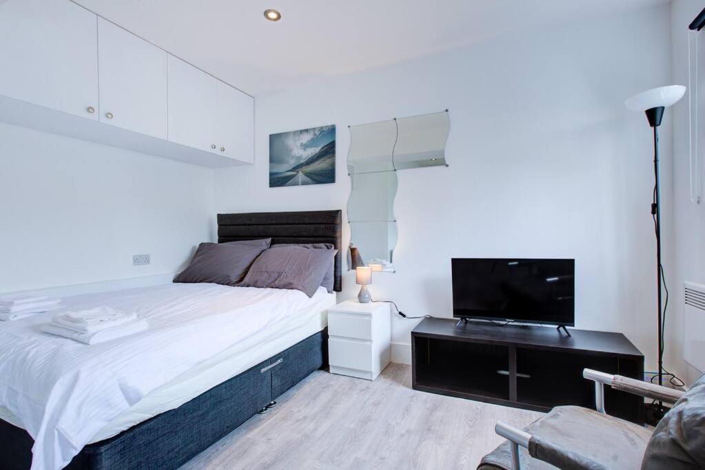 Comfy And Convenient Lewisham With Free Street Parking, Wifi And Quick Access To Sleep 3 * Londra